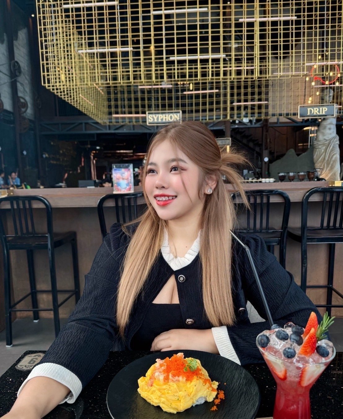 Photo 2 of 4 of ทิวลิป from Huai Khwang, Bangkok